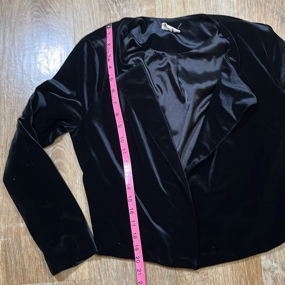 Everly Anthro Black Velvet Cropped Blazer Jacket Open Front Women's Small S EUC - Picture 8 of 10